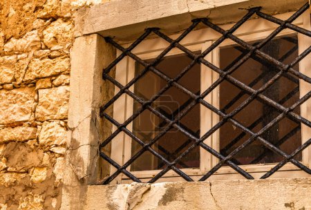 Ventanas en un antiguo edificio medieval de prisiones
