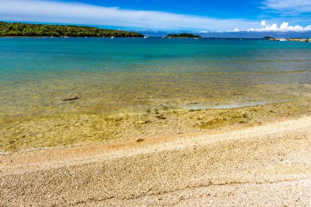 Vacías playas rocosas inaccesibles para los turistas en la costa de Istria en Croacia, cerca de Rovinj en summe