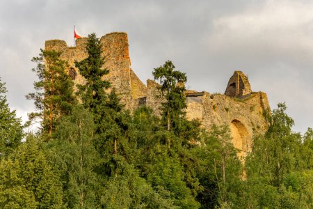Restaurado ruinas del castillo en Czorsztyn junto al lago, atracción turística, Instagram lugar en Polonia