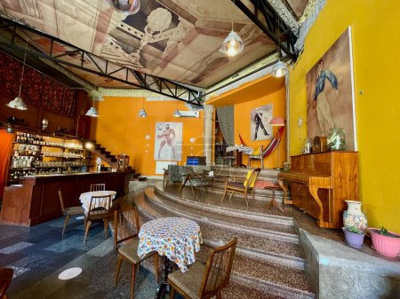 Téléchargez les photos : Design intérieur de la maison de thé vintage Foe-foe à Kutaisi, Géorgie, 9.08.2022. - en image libre de droit