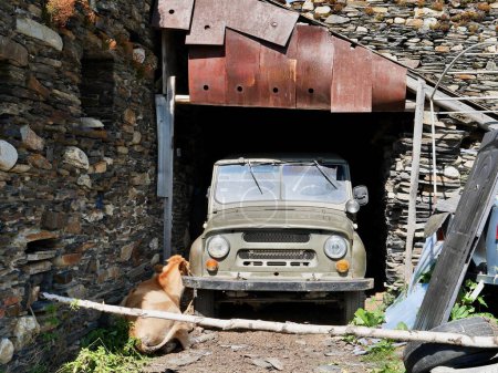 Téléchargez les photos : Ancienne jeep militaire dans la cour du village de montagne d'Ushguli, Svaneti, Géorgie. Photo de haute qualité - en image libre de droit