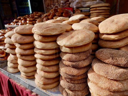Téléchargez les photos : Des piles de pain frais dans une boulangerie marocaine à Marrakech. Photo de haute qualité - en image libre de droit