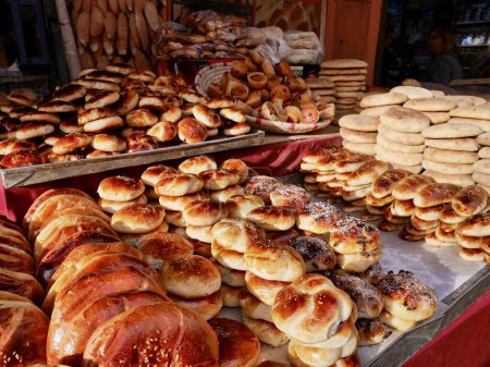 Téléchargez les photos : Assortiment de pains et pâtisseries frais dans la boulangerie marocaine de Marrakech. Photo de haute qualité - en image libre de droit