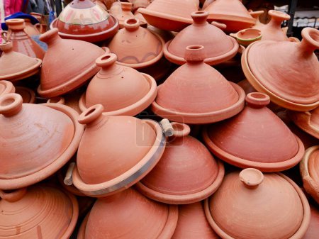 Téléchargez les photos : Pots en terre cuite tajine à vendre dans le souk de Marrakech, Maroc. Photo de haute qualité - en image libre de droit
