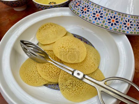 Téléchargez les photos : Gros plan de crêpe marocaine en tajine céramique. Photo de haute qualité - en image libre de droit