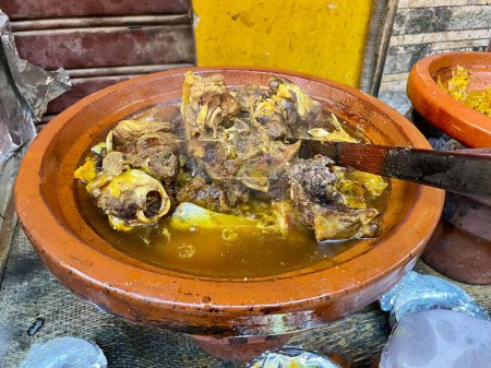 Téléchargez les photos : Gros plan de Beef Tajine, ragoût marocain à cuisson lente servi et cuit dans une marmite en terre cuite à Médine de Marrakech, Maroc. Photo de haute qualité - en image libre de droit
