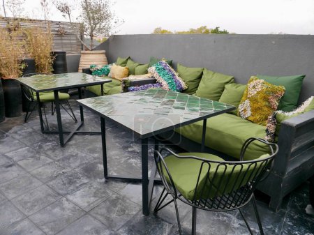 Téléchargez les photos : Beautiful outdoor area at stylish rooftop cafe at Soufiane Zarib rug shop in Marrakech, Morocco, 10.02.2023. High quality photo - en image libre de droit