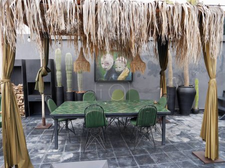 Téléchargez les photos : Beautiful outdoor area at stylish rooftop cafe at Soufiane Zarib rug shop in Marrakech, Morocco, 10.02.2023. High quality photo - en image libre de droit