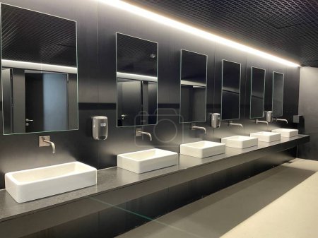 Foto de Fila de lavabos modernos con espejos en inodoro público. Foto de alta calidad - Imagen libre de derechos