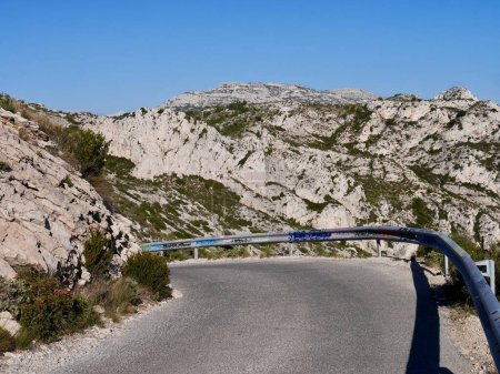 Téléchargez les photos : Route descendant vers Calanque de Sormiou, Provence, France. Photo de haute qualité - en image libre de droit