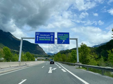 Foto de Autopista austriaca con señal de tráfico que indica Oeztaler Gletscher, Imst, Pitztal, Fernpass, Innsbruck. Foto de alta calidad - Imagen libre de derechos