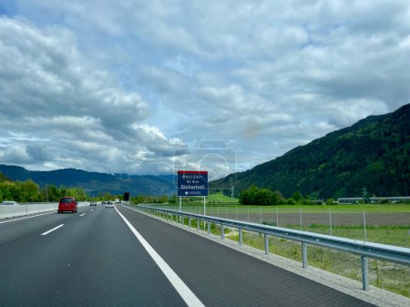 Foto de Autopista austriaca con señal de tráfico que indica Polizei fuer ihre Sicherheit, es decir, la policía por su seguridad. Innsbruck, Austria, 12.05.2023. Foto de alta calidad - Imagen libre de derechos