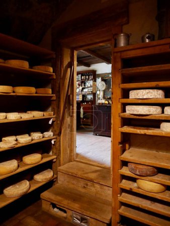 Téléchargez les photos : Cave à fromage et magasin d'angle à la ferme en Lombardie, Italie. Photo de haute qualité - en image libre de droit