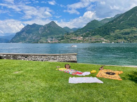 Téléchargez les photos : Spiagga pubblica Carzano sur le Monte Isola à Lago d'Iseo, Lombardie, Italie. Photo de haute qualité - en image libre de droit