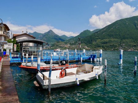 Téléchargez les photos : Port de Carzano sur Monte Isola, Lago d'Iseo, Lombardie, Italie, 11.06.2021. Photo de haute qualité - en image libre de droit