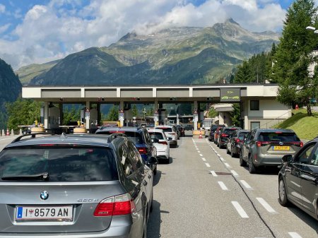 Foto de Estación de peaje en el túnel de la autopista austríaca Felbertauern. Matrei, Austria, 26.08.2023. Foto de alta calidad - Imagen libre de derechos