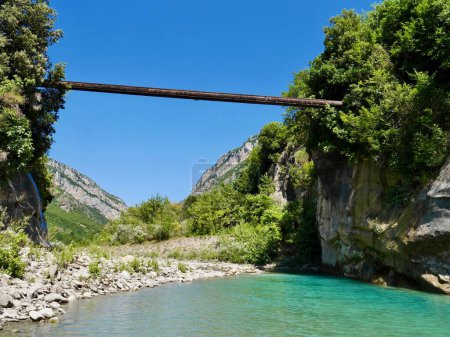 Téléchargez les photos : Canyon Erzen près de la grotte de Pellumbas, Albanie. Photo de haute qualité - en image libre de droit