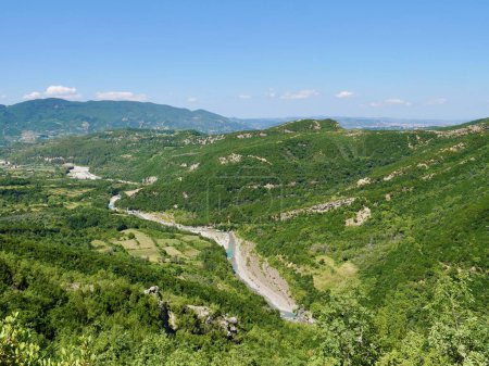 Téléchargez les photos : Vue panoramique du canyon d'Erzen près de la grotte de Pellumbas, en Albanie. Photo de haute qualité - en image libre de droit
