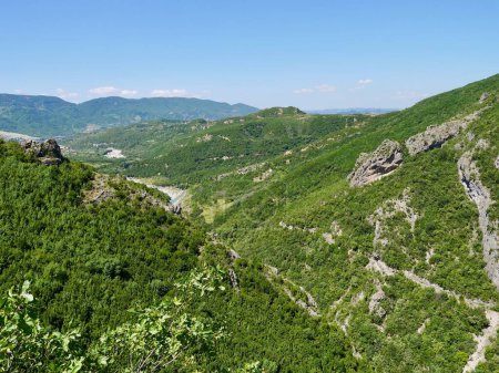 Téléchargez les photos : Vue panoramique du canyon d'Erzen près de la grotte de Pellumbas, en Albanie. Photo de haute qualité - en image libre de droit