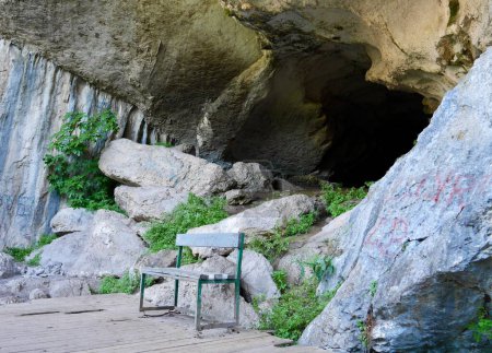 Téléchargez les photos : Entrée de la grotte de Pellumbas, Albanie. Photo de haute qualité - en image libre de droit