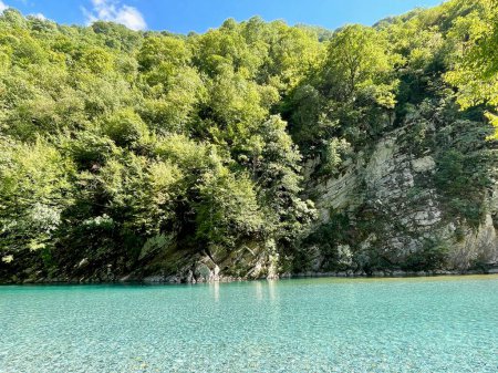 Téléchargez les photos : Rivière Shala bleu turquoise, Albanie. Photo de haute qualité - en image libre de droit