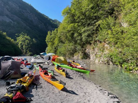 Téléchargez les photos : Camp de canoë avec tentes à la rivière Shala, Albanie. Photo de haute qualité - en image libre de droit