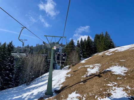 Téléchargez les photos : No snow on skiing slopes in winter due to climate change. . High quality photo - en image libre de droit