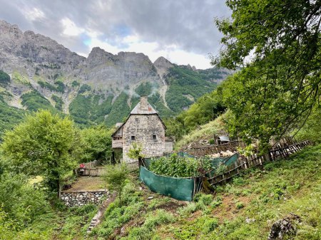 Paisajes rurales a lo largo de la famosa caminata de Valbona Theth en los Alpes albaneses. Foto de alta calidad