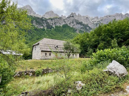 Téléchargez les photos : Paysages ruraux le long de la célèbre randonnée Valbona Theth dans les Alpes albanaises. Photo de haute qualité - en image libre de droit