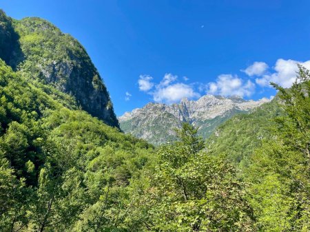 Téléchargez les photos : Randonnée vers Blue Eye Siri Kalter à Theth, Alpes albanaises. Photo de haute qualité - en image libre de droit