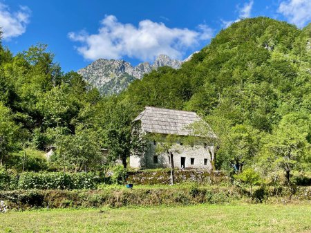 Téléchargez les photos : Randonnée vers Blue Eye Siri Kalter à Theth, Alpes albanaises. Photo de haute qualité - en image libre de droit