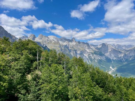Téléchargez les photos : Vue panoramique des Alpes albanaises, Theth. Photo de haute qualité - en image libre de droit