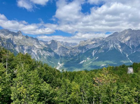Téléchargez les photos : Vue panoramique des Alpes albanaises, Theth. Photo de haute qualité - en image libre de droit