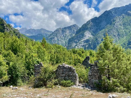Téléchargez les photos : Magnifique paysage à Theth, Alpes albanaises. Photo de haute qualité - en image libre de droit