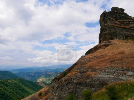 Foto de Formación rocosa única Guri i Kamjes en las tierras altas de Mokra, Albania. Foto de alta calidad - Imagen libre de derechos