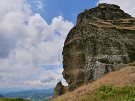 Foto de Formación rocosa única Guri i Kamjes en las tierras altas de Mokra, Albania. Foto de alta calidad - Imagen libre de derechos