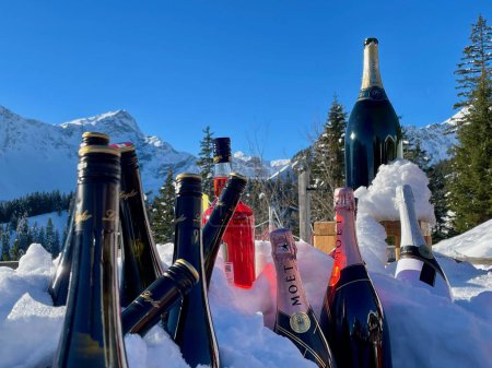 Foto de Surtido de bebidas alcohólicas en la nieve en apres-ski bar en Brand, Austria, 11.01.2024.. Foto de alta calidad - Imagen libre de derechos