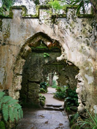 Ruine de la chapelle dans le Parc du Palais Monserrate à Sintra, Portugal. Photo de haute qualité