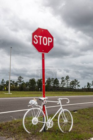 Geisterfahrrad oder weißes Fahrrad zum Gedenken an den tödlich verunglückten Radfahrer