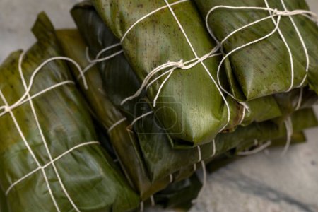 Hallaca oder Tamale in Bananenblatt eingewickelt. Traditionelle Lebensmittel