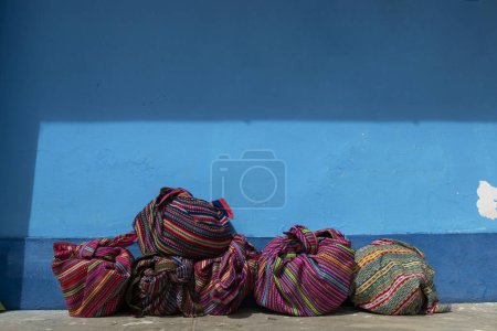 Aguayo, prenda colorida tradicional usada por mujeres de ascendencia indígena de los Andes.