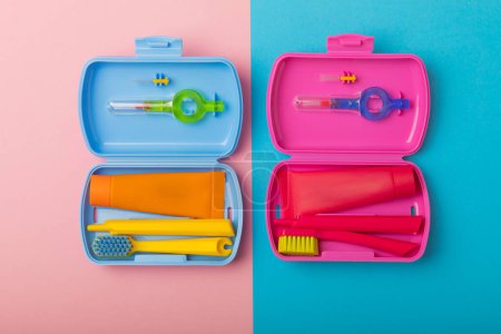Téléchargez les photos : Oral care.Travel set with a toothbrush, toothbrush and toothpaste in a case.Composition on a textural bright background. Dentist concept. Flat lay. copy space.Place for text - en image libre de droit