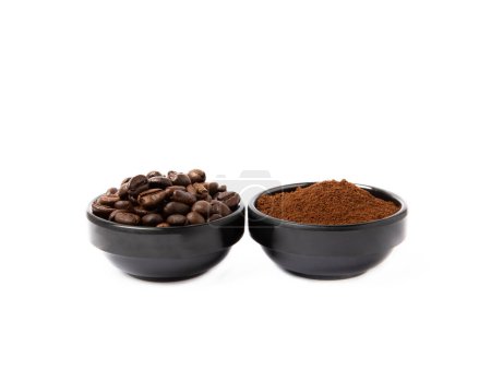 Téléchargez les photos : Bol de café moulu et haricots isolés sur un fond blanc. - en image libre de droit