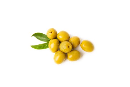 Foto de Deliciosas aceitunas verdes aisladas sobre fondo blanco. Ramas de olivo y olivo sobre una mesa blanca. Delicadeza. - Imagen libre de derechos