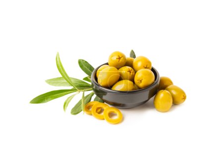 Foto de Deliciosas aceitunas verdes aisladas sobre fondo blanco. Ramas de olivo y olivo sobre una mesa blanca. Delicadeza. - Imagen libre de derechos