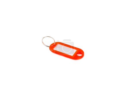Schlüsselanhänger aus Kunststoff in verschiedenen Farben mit einem Platz für eine Signatur isoliert auf weißem Hintergrund. Schlüsselbund mit Schlüsselanhänger, isoliert auf Weiß. Schlüsselanhängerattrappe.