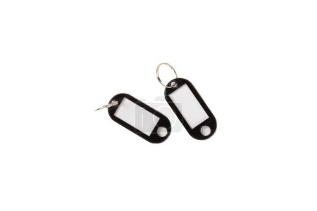 Schlüsselanhänger aus Kunststoff in verschiedenen Farben mit einem Platz für eine Signatur isoliert auf weißem Hintergrund. Schlüsselbund mit Schlüsselanhänger, isoliert auf Weiß. Schlüsselanhängerattrappe.