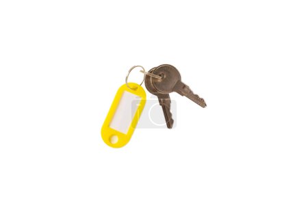 Téléchargez les photos : Porte-clés en plastique de différentes couleurs avec un endroit pour une signature isolée sur un fond blanc. Lot de clés avec porte-clés, isolées sur Blanc. Porte-clés maquillé. - en image libre de droit