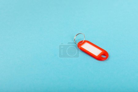 Schlüsselanhänger aus Kunststoff in verschiedenen Farben mit Platz für eine Signatur auf hellem Hintergrund. Schlüsselbund mit Schlüsselanhänger. Schlüsselanhänger-Attrappe. Kopierraum. Konzept zur Vermietung und zum Verkauf von Immobilien.