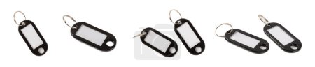 Porte-clés en plastique de différentes couleurs avec un endroit pour une signature isolée sur un fond blanc. Lot de clés avec porte-clés, isolées sur Blanc. Porte-clés maquillé.
